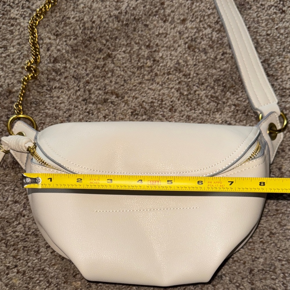Elegant Cream Crossbody Bag with Gold Details - Picture 9 of 10